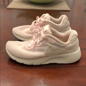 Girls Nike Tanjuan sneakers